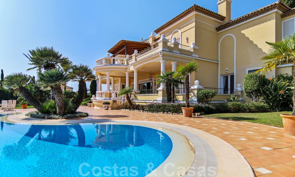 Lujosa villa de estilo clásico español en venta con vistas panorámicas al mar en Benahavis - Marbella 38771