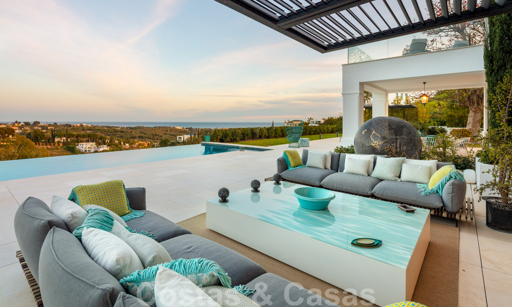 Prestigiosa y contemporánea villa mediterránea en venta, en primera línea de golf en un resort de cinco estrellas en Benahavis - Marbella 39040
