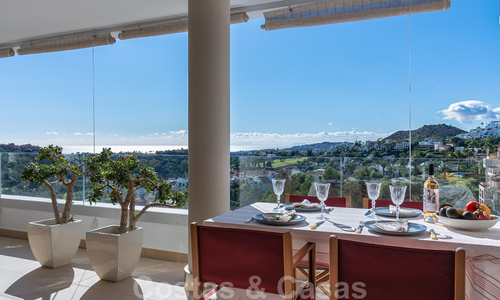 Moderno y contemporáneo ático en venta con vistas panorámicas al valle y al mar en la exclusiva Benahavis - Marbella 39106