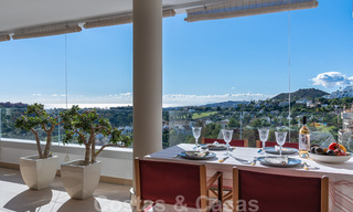 Moderno y contemporáneo ático en venta con vistas panorámicas al valle y al mar en la exclusiva Benahavis - Marbella 39106 