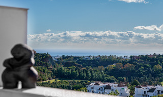 Moderno y contemporáneo ático en venta con vistas panorámicas al valle y al mar en la exclusiva Benahavis - Marbella 39124 
