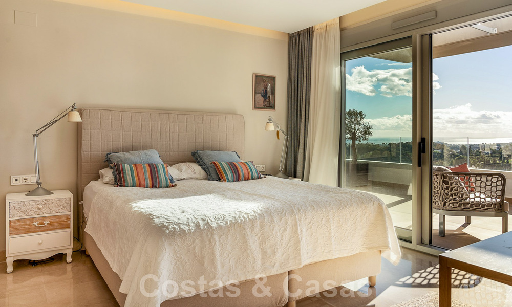 Moderno y contemporáneo ático en venta con vistas panorámicas al valle y al mar en la exclusiva Benahavis - Marbella 39127