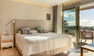 Moderno y contemporáneo ático en venta con vistas panorámicas al valle y al mar en la exclusiva Benahavis - Marbella 39127 