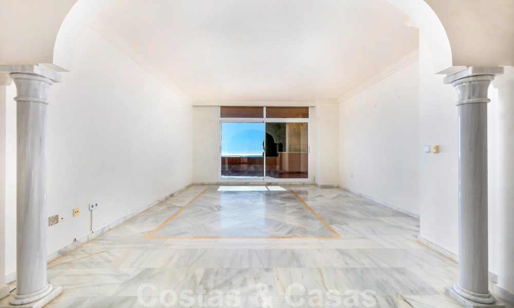 Amplio apartamento en venta con vistas panorámicas al mar en un resort de golf en Nueva Andalucía, Marbella 39155