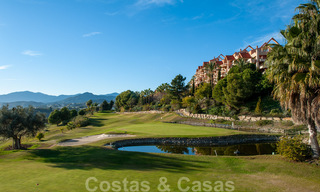 Amplio apartamento en venta con vistas panorámicas al mar en un resort de golf en Nueva Andalucía, Marbella 39670 
