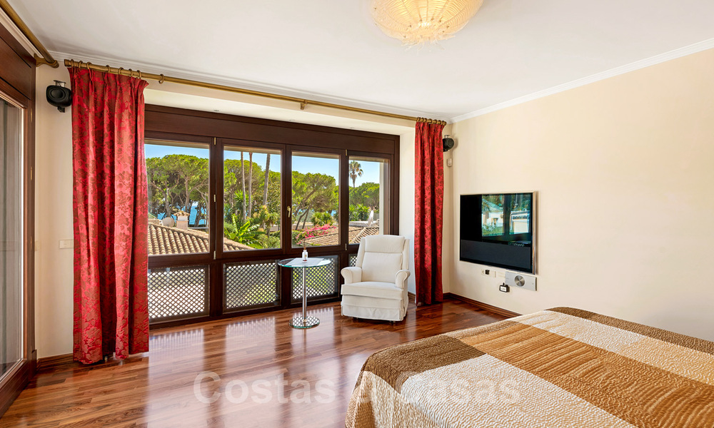 Villa mediterránea en venta en una exclusiva zona residencial en la playa de la Milla de Oro de Marbella 39187