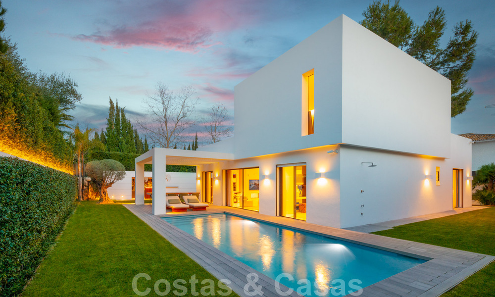 Lista para entrar a vivir, nueva y moderna villa en venta en Guadalmina a un paso de San Pedro en Marbella 39347