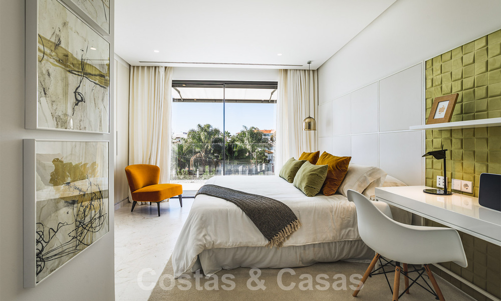 Lista para entrar a vivir, villa modernista de lujo en venta, cerca de la playa y de Puerto Banús en la Milla de Oro de Marbella 39361