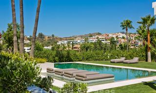 Renovada y espaciosa villa de lujo en venta de estilo mediterráneo con diseño moderno y contemporáneo en Nueva Andalucía, Marbella 39607 