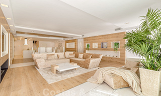 Apartamento contemporáneo renovado, en venta, en primera línea de playa en Gray D'Albion de Puerto Banús, Marbella 39772 