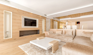 Apartamento contemporáneo renovado, en venta, en primera línea de playa en Gray D'Albion de Puerto Banús, Marbella 39774 