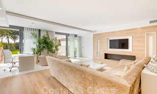 Apartamento contemporáneo renovado, en venta, en primera línea de playa en Gray D'Albion de Puerto Banús, Marbella 39775 