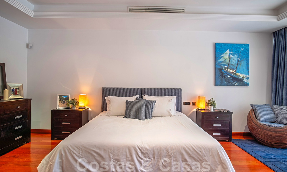 Excepcional apartamento dúplex de lujo en venta, en una urbanización de cinco estrellas, en primera línea de playa en Puerto Banús, Marbella 40088