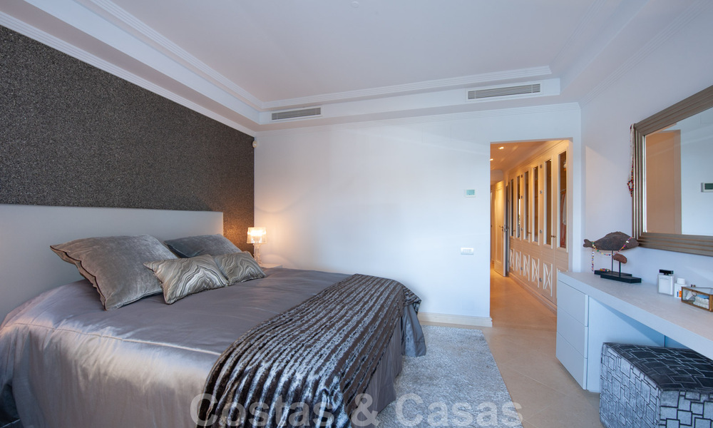 Amplio y lujoso apartamento en venta con vistas al mar, en un complejo en primera línea de playa en la Nueva Milla de Oro entre Marbella y Estepona 39996