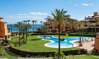 Amplio y lujoso apartamento en venta con vistas al mar, en un complejo en primera línea de playa en la Nueva Milla de Oro entre Marbella y Estepona 40015 