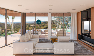 Villa contemporánea y moderna en venta, ubicada en un entorno natural, con impresionantes vistas al valle y al mar, en un complejo cerrado en Benahavis - Marbella 40520 