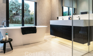 Moderno apartamento dúplex en venta con jardín privado y piscina, a poca distancia de los servicios y la playa, en una comunidad cerrada en la Milla de Oro de Marbella 40575 