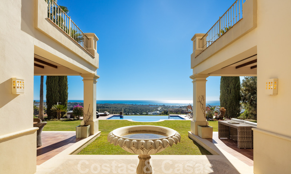Encantadora villa de lujo en venta, en primera línea de golf con vistas panorámicas al campo verde en Marbella - Benahavis 40874