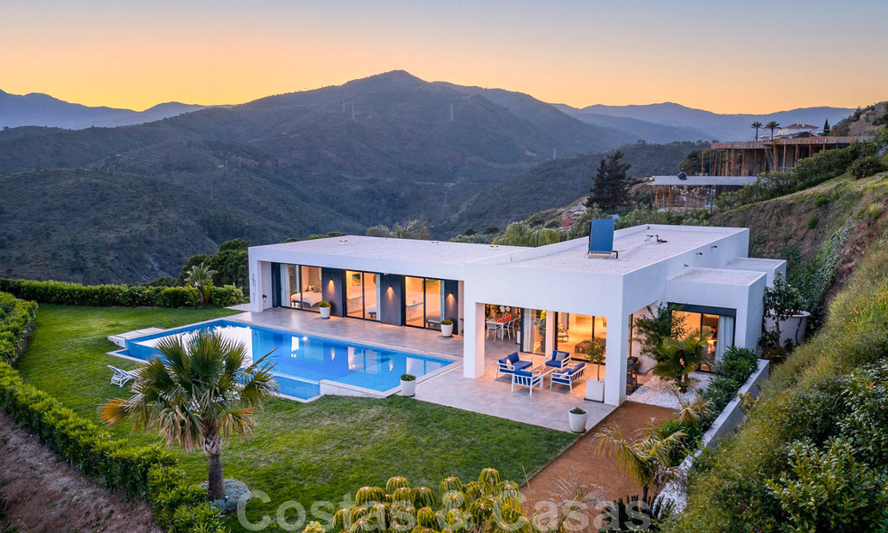 Lista para mudarse, moderna villa de lujo en venta con vistas panorámicas a la montaña y al mar en un complejo cerrado en Marbella - Benahavis 41034