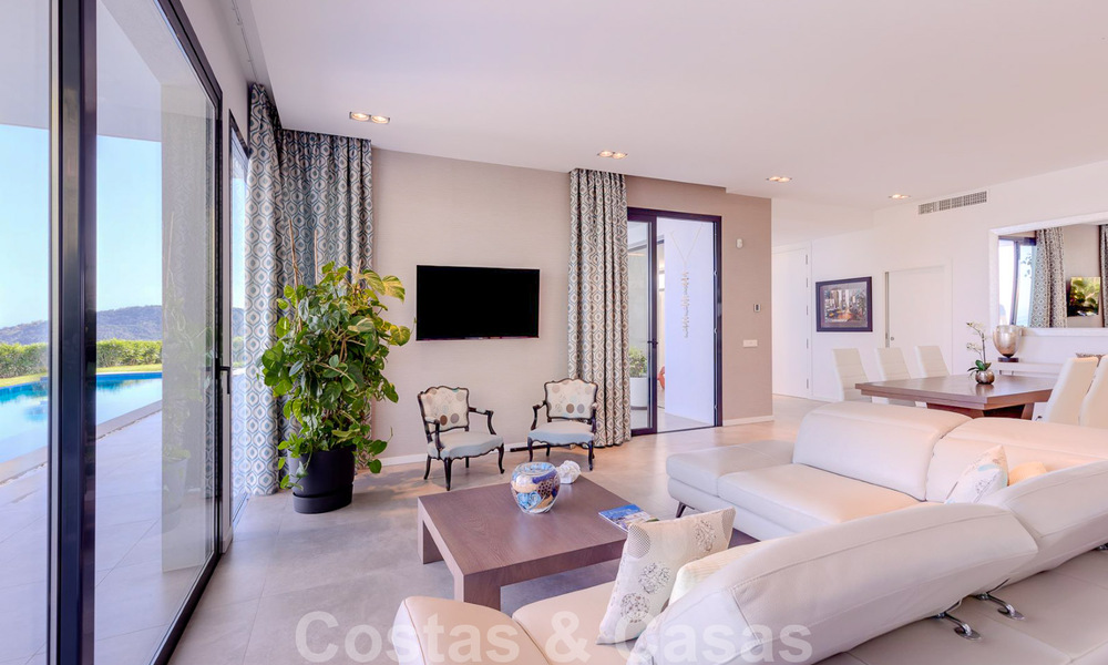 Lista para mudarse, moderna villa de lujo en venta con vistas panorámicas a la montaña y al mar en un complejo cerrado en Marbella - Benahavis 41056