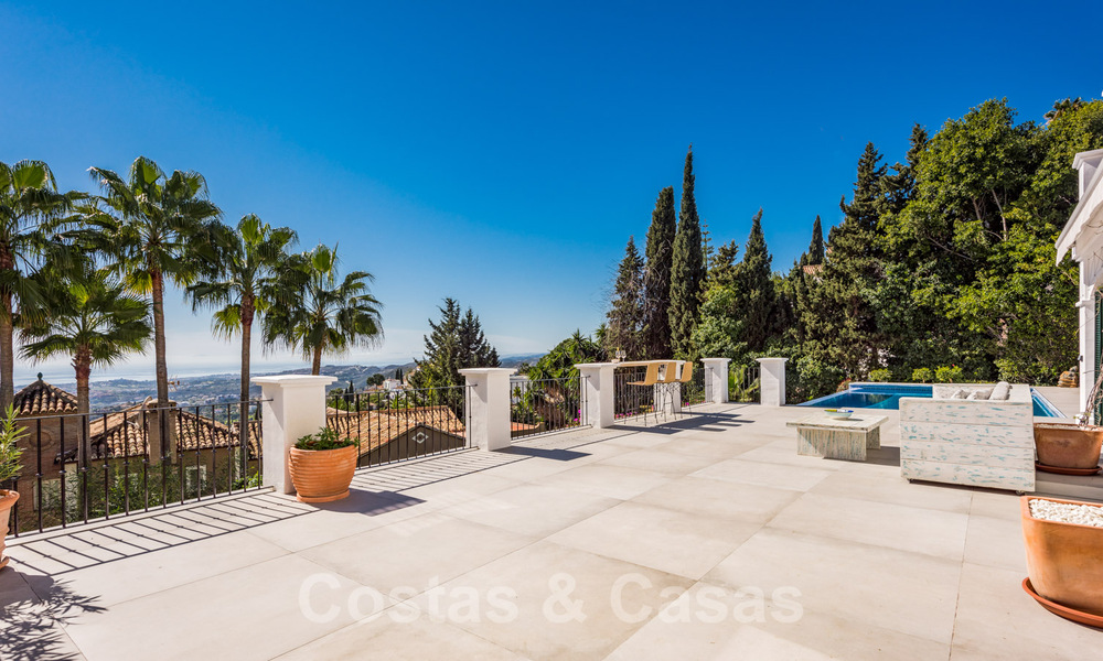 Magnífica villa tradicional andaluza en venta con vistas panorámicas al mar en Benahavis - Marbella 40814