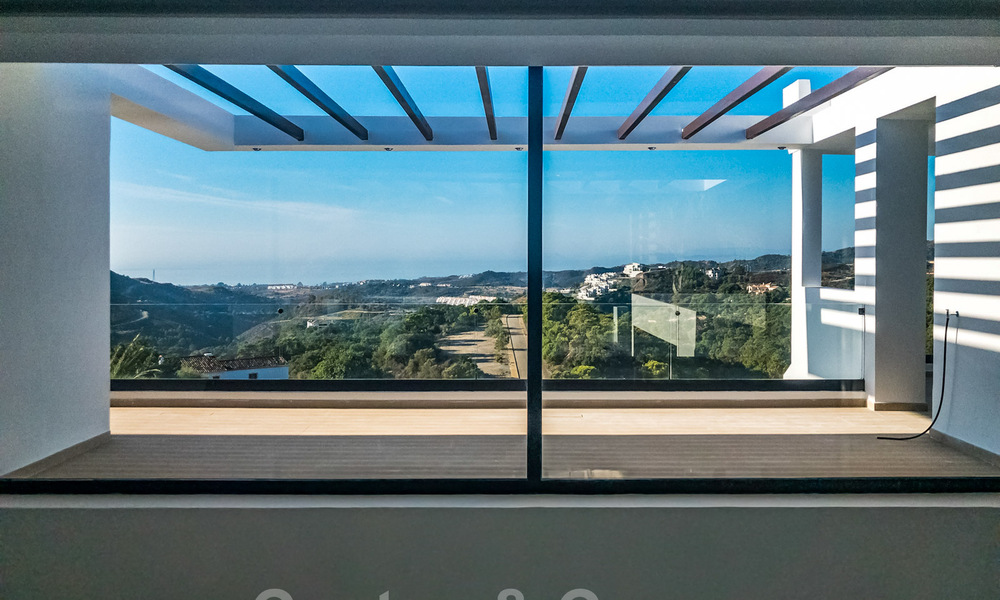 Villa de diseño en venta con vistas panorámicas al mar en un prestigioso complejo de golf en Benahavis - Marbella 40940