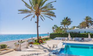 Encantadora casa en venta en un complejo directamente en la playa, con vistas al mar en la Milla de Oro - Marbella 41614 