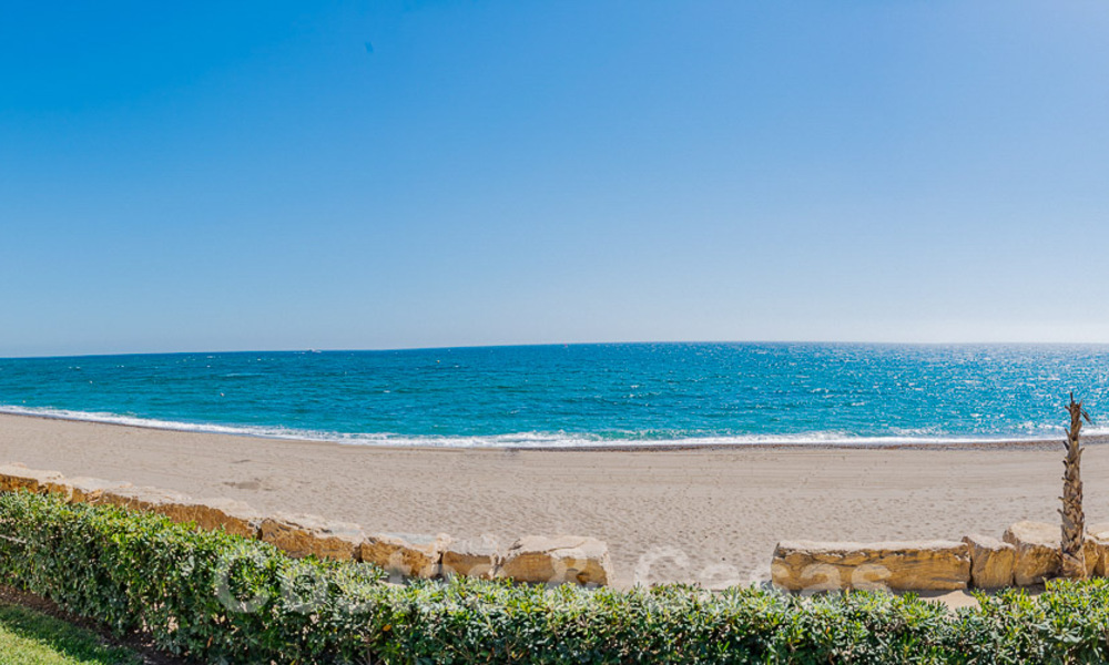 Encantadora casa en venta en un complejo directamente en la playa, con vistas al mar en la Milla de Oro - Marbella 41616