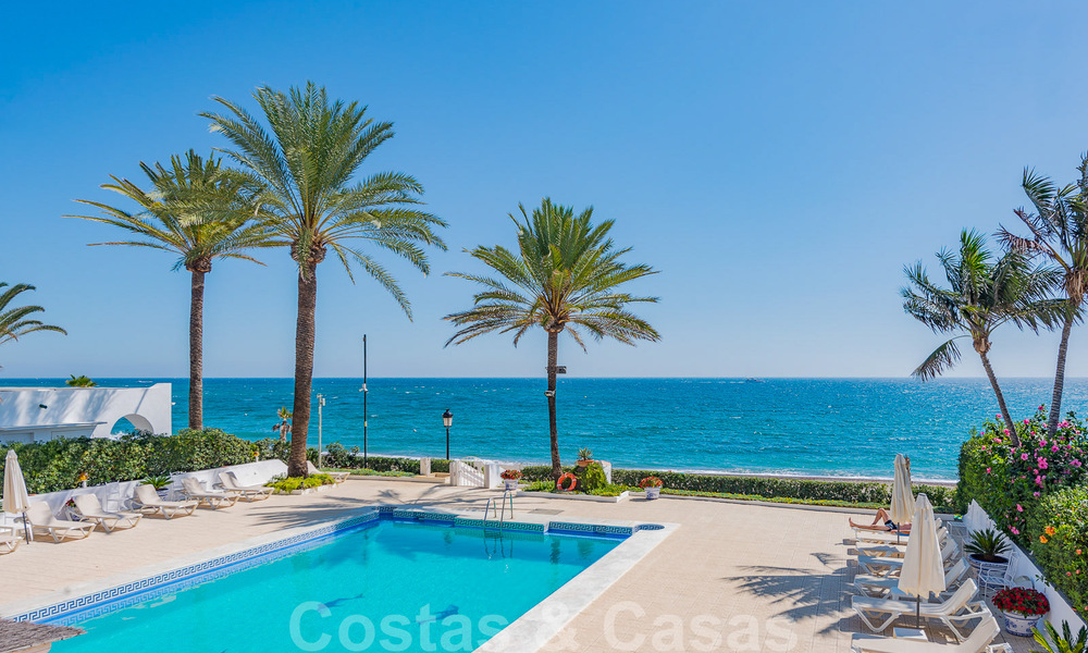 Encantadora casa en venta en un complejo directamente en la playa, con vistas al mar en la Milla de Oro - Marbella 41618