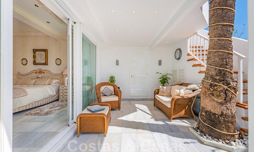 Encantadora casa en venta en un complejo directamente en la playa, con vistas al mar en la Milla de Oro - Marbella 41641
