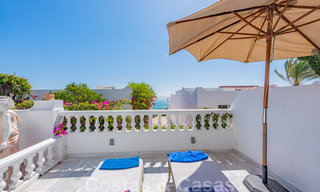 Encantadora casa en venta en un complejo directamente en la playa, con vistas al mar en la Milla de Oro - Marbella 41646 