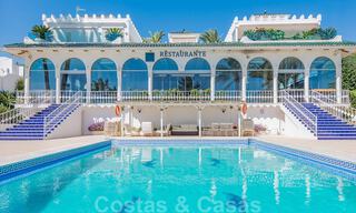 Encantadora casa en venta en un complejo directamente en la playa, con vistas al mar en la Milla de Oro - Marbella 41681 