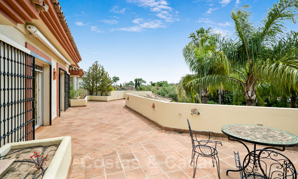 Villa lujosa en venta con vistas al jardín, a un paso de la playa en Guadalmina Baja en Marbella 41816
