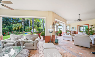 Villa lujosa en venta con vistas al jardín, a un paso de la playa en Guadalmina Baja en Marbella 41841 