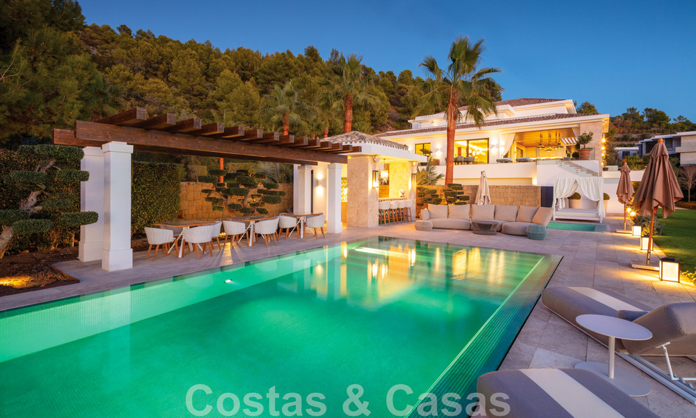 Villa de lujo contemporánea y moderna en venta en estilo resort con vistas panorámicas al mar en Cascada de Camojan en Marbella 42134