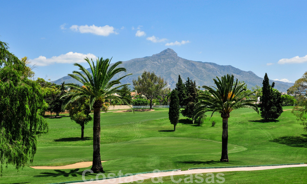 Ático de lujo en venta en un precioso complejo en primera línea de golf en Nueva Andalucía, Marbella 42280