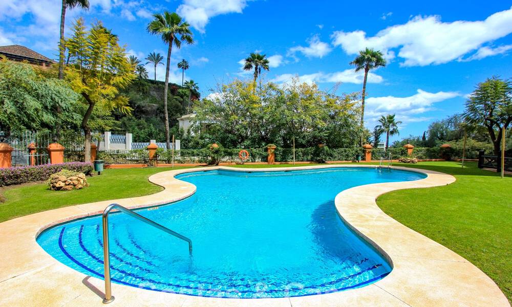 Gran apartamento en venta con preciosas vistas al mar en Benahavis - Marbella 42331