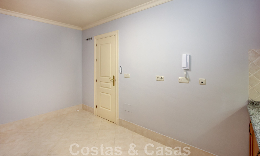 Gran apartamento en venta con preciosas vistas al mar en Benahavis - Marbella 42340