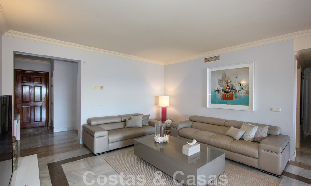 Gran apartamento en venta con preciosas vistas al mar en Benahavis - Marbella 42356