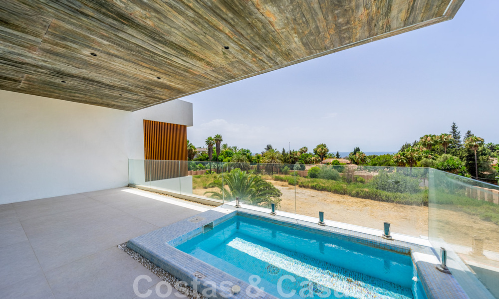 Lista para entrar a vivir, nueva villa de diseño en venta, diseñada ecológicamente con materiales de madera y piedra natural en la Milla de Oro de Marbella 42789