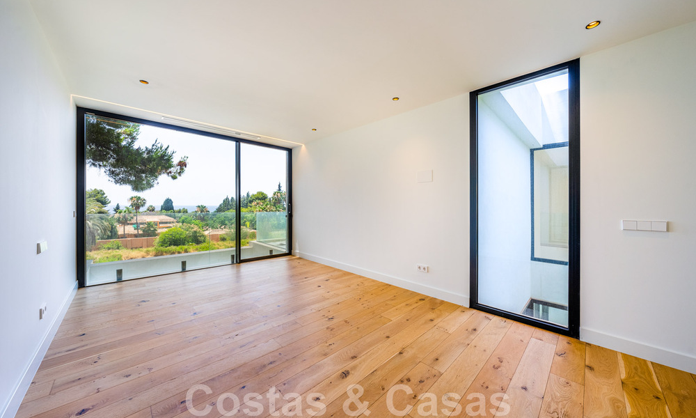 Lista para entrar a vivir, nueva villa de diseño en venta, diseñada ecológicamente con materiales de madera y piedra natural en la Milla de Oro de Marbella 42793
