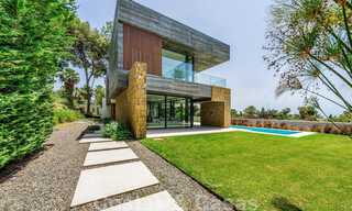 Lista para entrar a vivir, nueva villa de diseño en venta, diseñada ecológicamente con materiales de madera y piedra natural en la Milla de Oro de Marbella 42794 