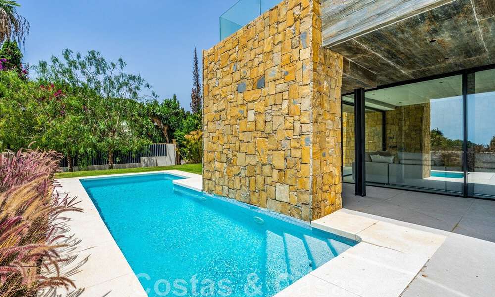 Lista para entrar a vivir, nueva villa de diseño en venta, diseñada ecológicamente con materiales de madera y piedra natural en la Milla de Oro de Marbella 42796