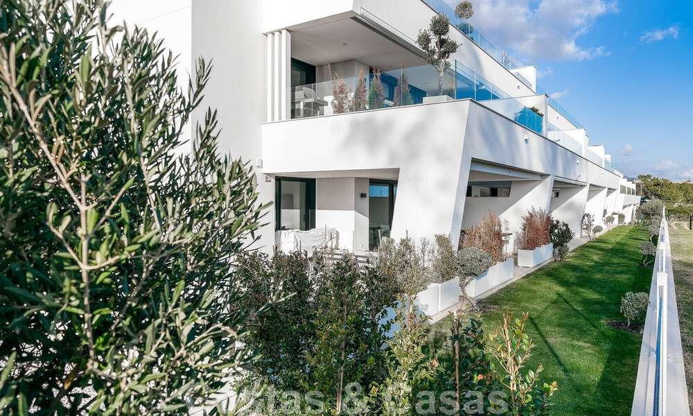 Moderno apartamento con jardín de alta calidad en venta con 3 dormitorios y vistas panorámicas al mar en el corazón de Nueva Andalucía en Marbella 42844