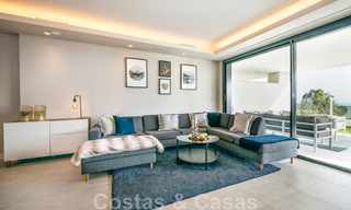 Moderno apartamento con jardín de alta calidad en venta con 3 dormitorios y vistas panorámicas al mar en el corazón de Nueva Andalucía en Marbella 42856 