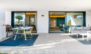 Moderno apartamento con jardín de alta calidad en venta con 3 dormitorios y vistas panorámicas al mar en el corazón de Nueva Andalucía en Marbella 42869 
