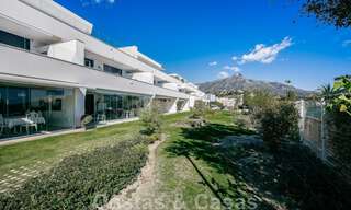 Moderno apartamento con jardín de alta calidad en venta con 3 dormitorios y vistas panorámicas al mar en el corazón de Nueva Andalucía en Marbella 42880 
