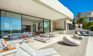 Villa de lujo de estilo contemporáneo en venta con vistas al mar en el valle del golf de Nueva Andalucía en Marbella 43292 