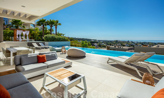 Villa de lujo de estilo contemporáneo en venta con vistas al mar en el valle del golf de Nueva Andalucía en Marbella 43295 