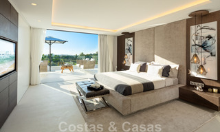 Hermosa y contemporánea villa en venta en el corazón del valle del golf de Nueva Andalucía en Marbella 43038 